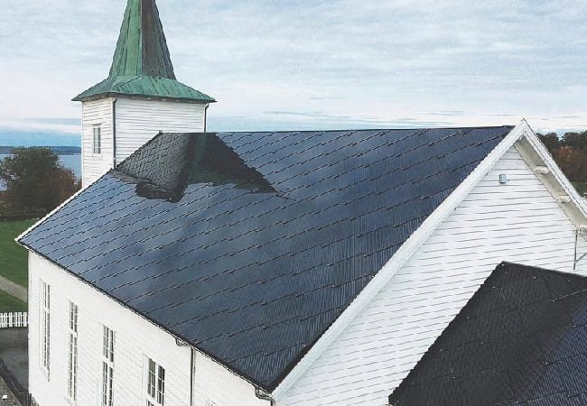 SunStyle-Solarziegel auf einem renovierten historischen Kirchendach in Norwegen