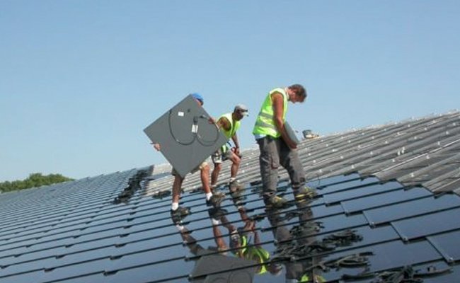 Installation of solar tiles or solar shingles | SunStyle