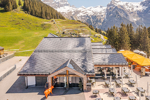 Tuiles solaires sur le Restaurant d'altitude Ristis (Engelberg, Suisse)