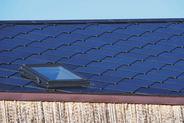Tuiles solaires SunStyle d'un bâtiment à usage mixte Zweisimmen, Suisse