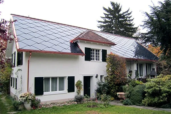Les tuiles solaires SunStyle sur une résidence familiale. Créer une maison écologique avec un toit solaire.