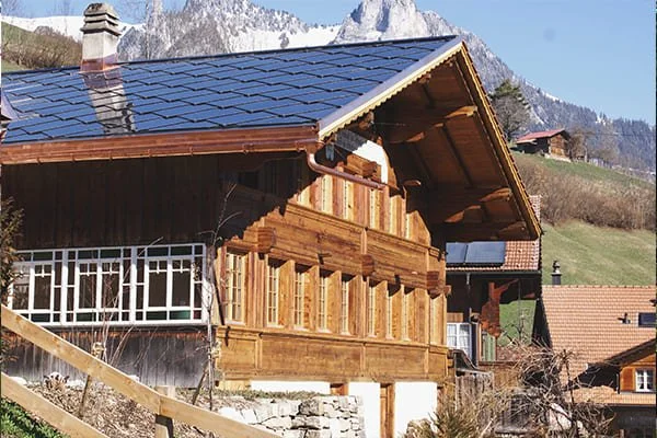 Chalet d'été et son toit SunStyle, Boltigen, Suisse
