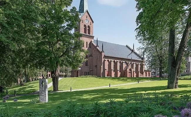 Église néo-gothique (Sarpsborg, Norvège), toiture solaire