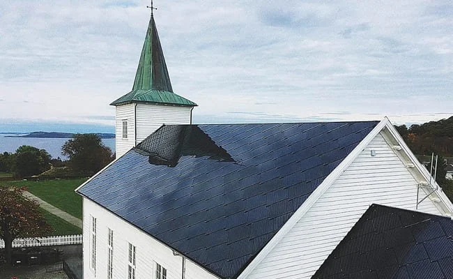 Toiture solaire de l'église Strand (Tau, Norvège)