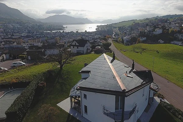Toiture solaire d'une maison familiale à Lucerne, Suisse
