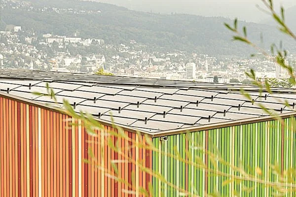 Toiture solaire d'une école maternelle, Ipsach, Suisse