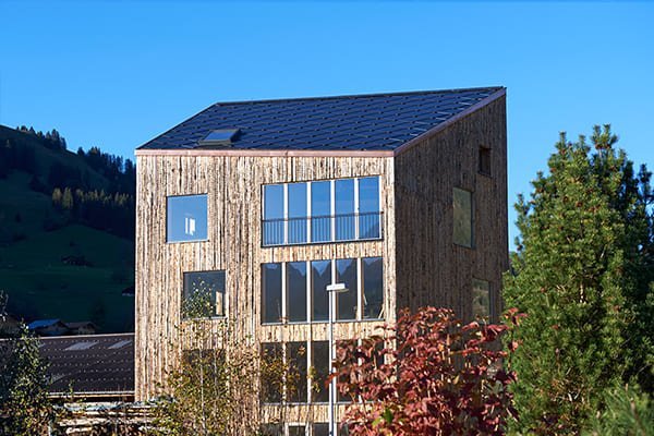 Toit solaire d'un bâtiment à usage mixte, Zweisimmen, Suisse