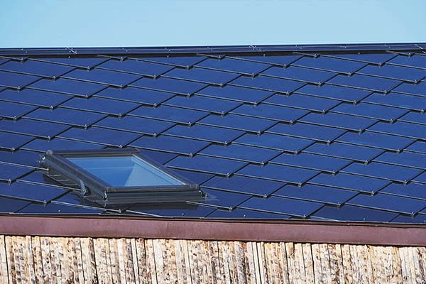 Toit solaire d'un bâtiment à usage mixte, Zweisimmen, Suisse