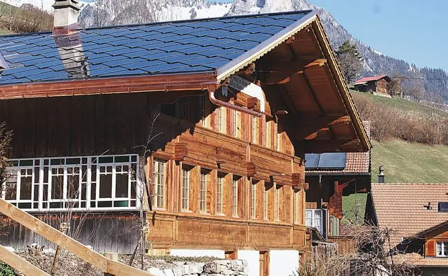 Toit solaire d'une maison de vacances pittoresque à Boltigen, Suisse