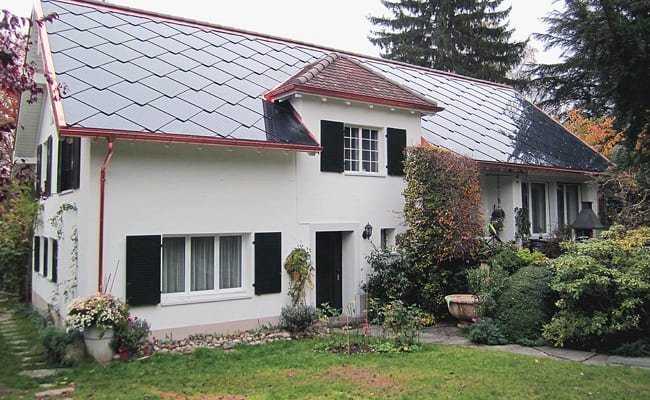 SunStyle | Solarziegel-Solardach-Solarpanel-photovoltaikanlage-ökologisches Haus mit einem Solardach.