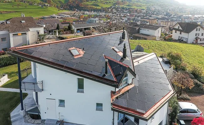 Toiture solaire complexe d'une maison familiale Lucerne