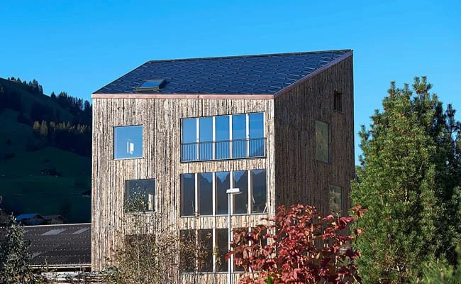 Toit solaire d'un bâtiment à usage mixte, Zweisimmen, Suisse