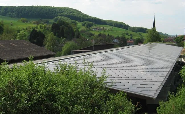 Tuiles solaires SunStyle sur une pépinière, Zuzgen, Suisse