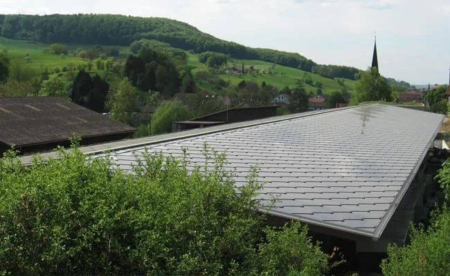 SunStyle | Solarziegel-Solardach-Solarpanel-photovoltaikanlage-Solardach auf einer Gärtnerei, Zuzgen, Schweiz