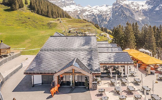 Tuiles solaires sur le Restaurant d'altitude Ristis (Engelberg, Suisse)