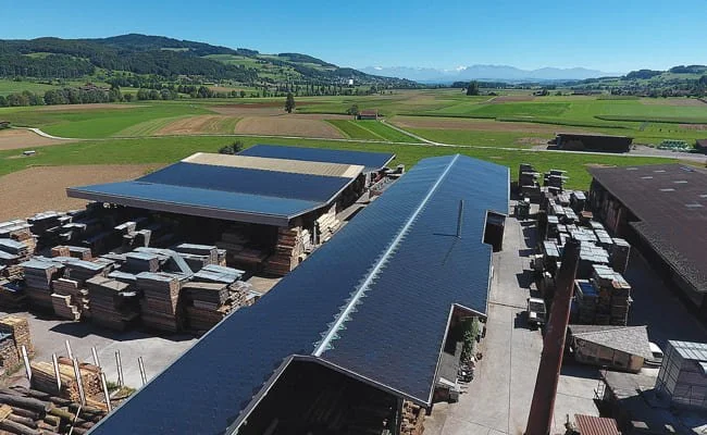 Toit photovoltaïque d'une scierie en Suisse