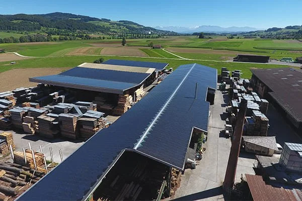 SunStyle | Solarziegel-Solardach-Solarpanel-photovoltaikanlage-Fotovoltaikdach eines Sägewerks in der Schweiz
