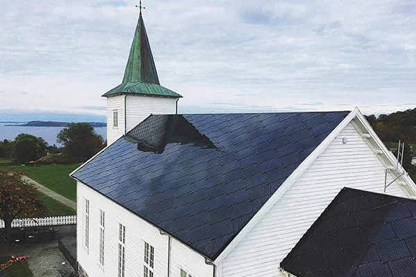 SunStyle | Solarziegel-Solardach-Solarpanel-photovoltaikanlage-Erneuerbare Energieerzeugung auf einem Kirchendach in Norwegen