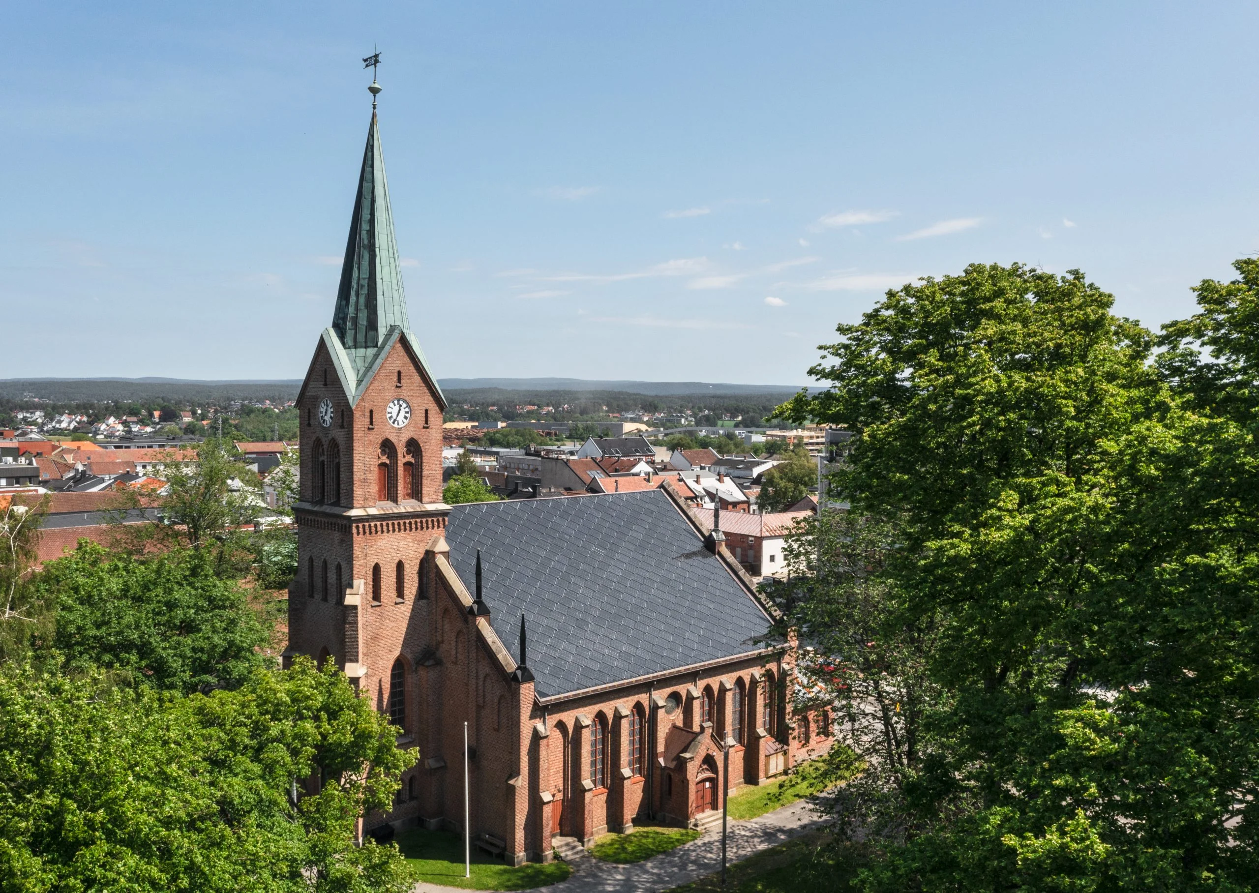 SunStyle | Neogotische Kirche (Sarpsborg, Norwegen) mit SunStyle Solardach Sarpsborg in der Seitenansicht