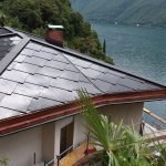 Les tuiles solaires SunStyle créent un toit solaire magnifique et solide sur cette maison individuelle.