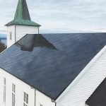 Tuiles solaires SunStyle sur le toit d'une église historique rénovée en Norvège