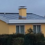 Tuiles solaires SunStyle sur une résidence unifamiliale avec un toit solaire à faible pente