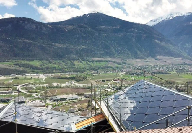 News - SunStyle | Ein Solardach in den Schweizer Alpen mit Solarziegel in Drachenform
