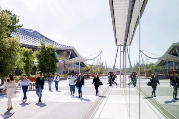 The outdoor courtyard between Bay View's two primary buildings shows Google's focus on connecting employees with nature. Dragonscale | SunStyle