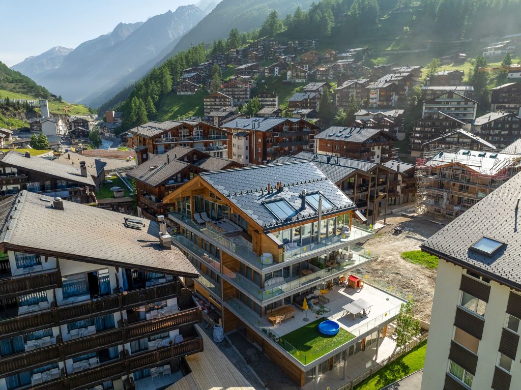 Face d’Or luxury apartments in Zermatt – SunStyle solar roof combining art, architecture, and renewable energy.