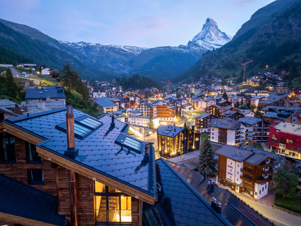 SunStyle solar roof on Hotel Welschen, Zermatt – a staged roof design blending tradition with renewable energy.