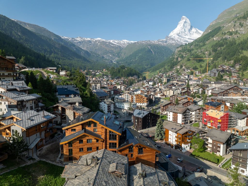 SunStyle solar roof on Hotel Welschen, Zermatt – a staged roof design blending tradition with renewable energy.