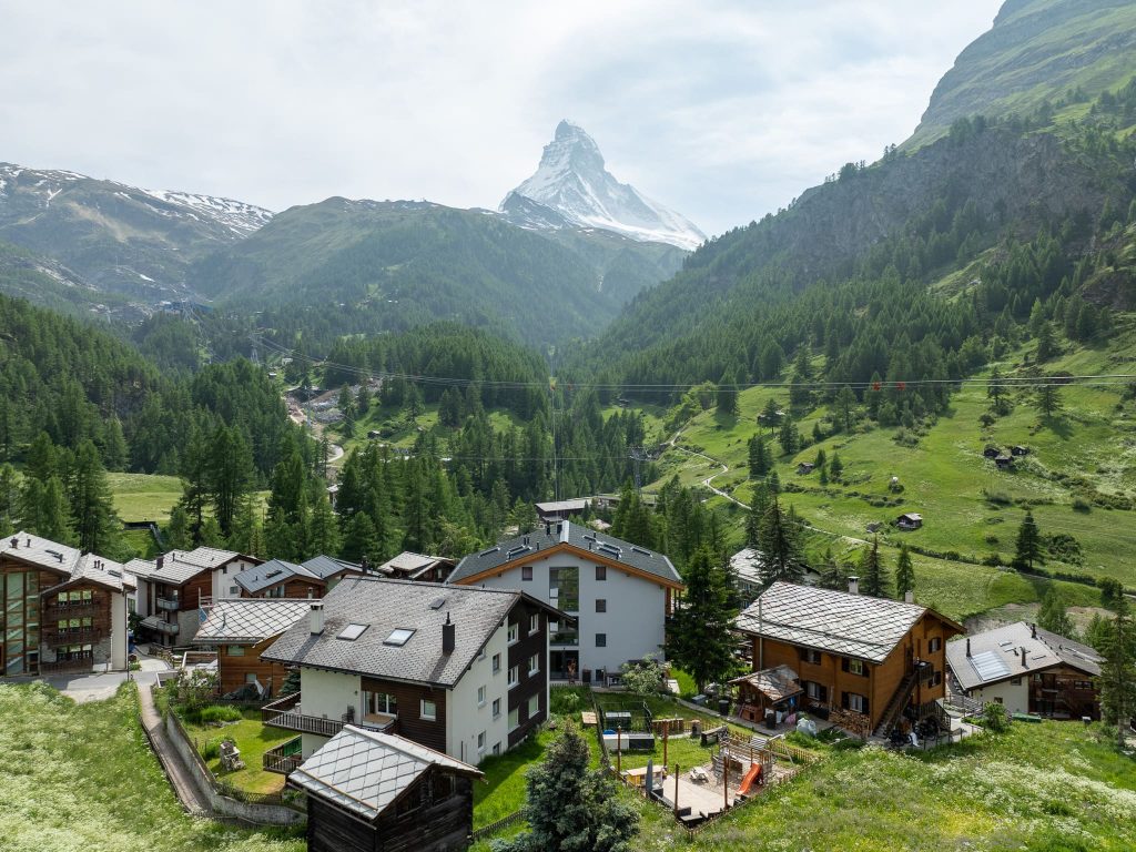 House Mojo in Zermatt – SunStyle solar roof integrated with chimneys and skylights, preserving mountain aesthetics