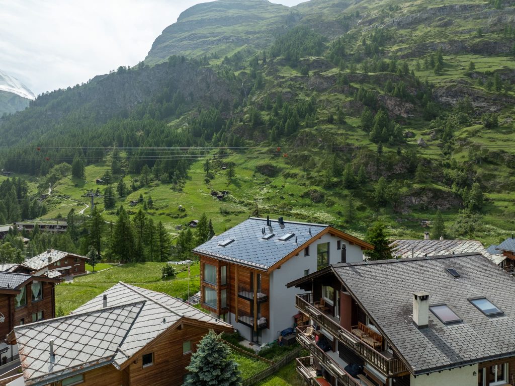 House Mojo in Zermatt – SunStyle solar roof integrated with chimneys and skylights, preserving mountain aesthetics