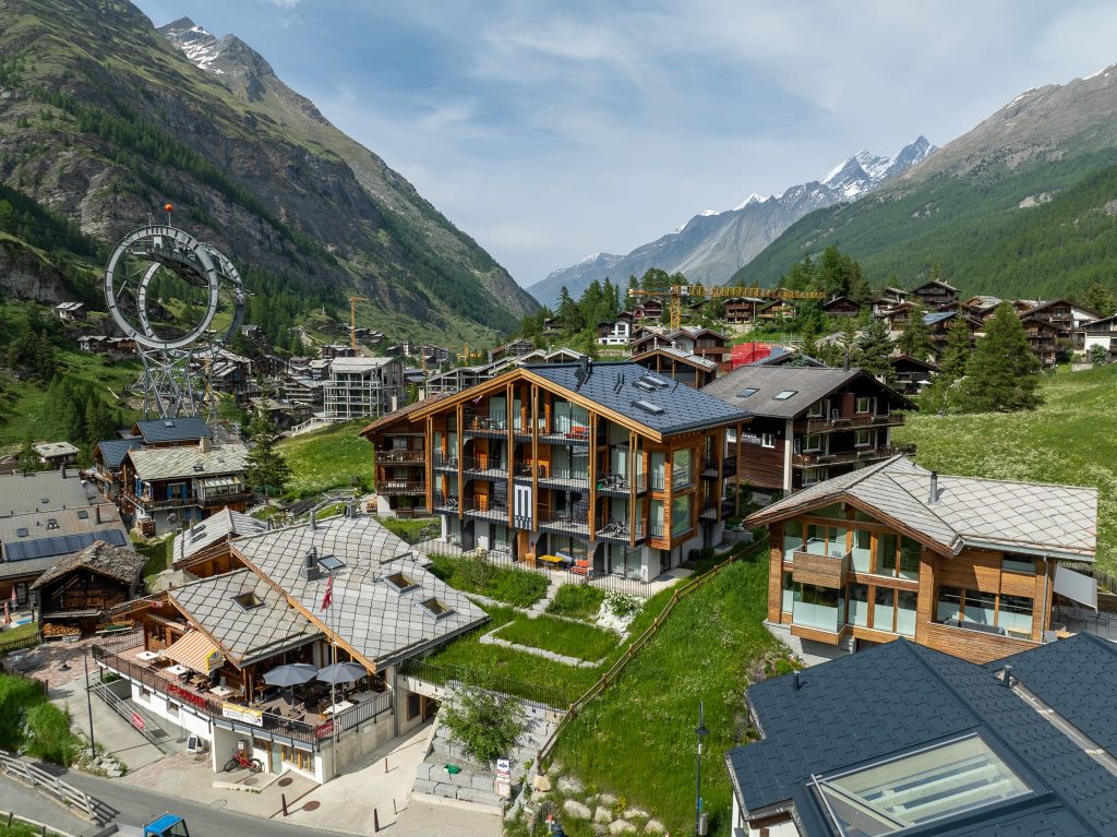House Mojo in Zermatt – SunStyle solar roof integrated with chimneys and skylights, preserving mountain aesthetics