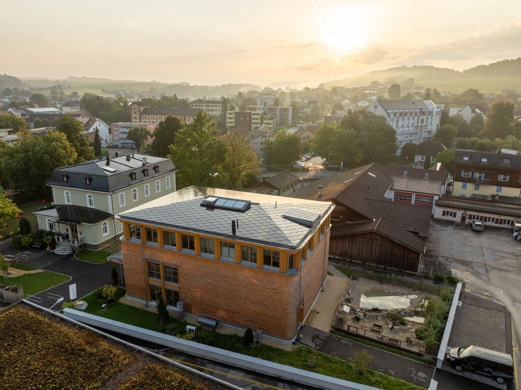 CH-2024 | 745 black | Jurassica Porrentruy_04_web Jurassica, Porrentruy-Solardach-BIPV-SunStyle-geringe Neigung-Flachdach-sonnenuntergang