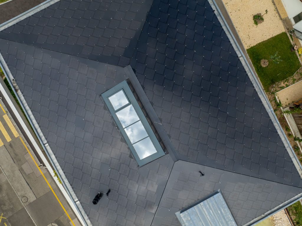 CH-2024 | 745 black | Jurassica Porrentruy_06_web Jurassica, Porrentruy-Solardach-BIPV-SunStyle-geringe Neigung-Flachdach-Vogelperspektive