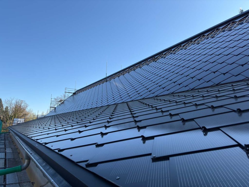 DE-2024 | 745 black | Scheffelhalle, Singen Neubau_ Indachanlage Scheffelhalle, Singen Neubau_ Indachanlage_ Photovoltaik-Dachziegel-SunStyle-BIPV-Solarziegel