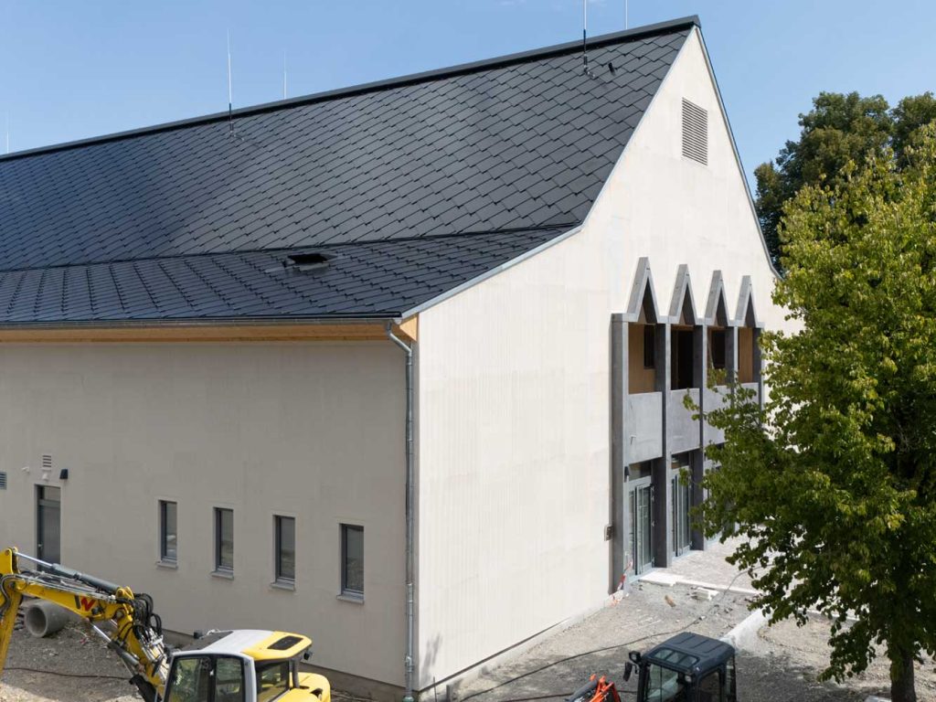 DE-2024 | 745 black | Scheffelhalle, Singen Neubau_ Indachanlage-Außenansicht Scheffelhalle, Singen Neubau_ Indachanlage_ Photovoltaik-Solardach-SunStyle-BIPV-Aussenansicht