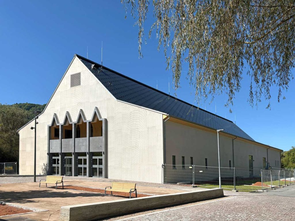 DE-2024 | 745 black | Scheffelhalle, Singen Neubau_ Indachanlage-Außenansicht2 Scheffelhalle, Singen Neubau_ Indachanlage_ Photovoltaik-Solardach-SunStyle-BIPV-Aussenansicht