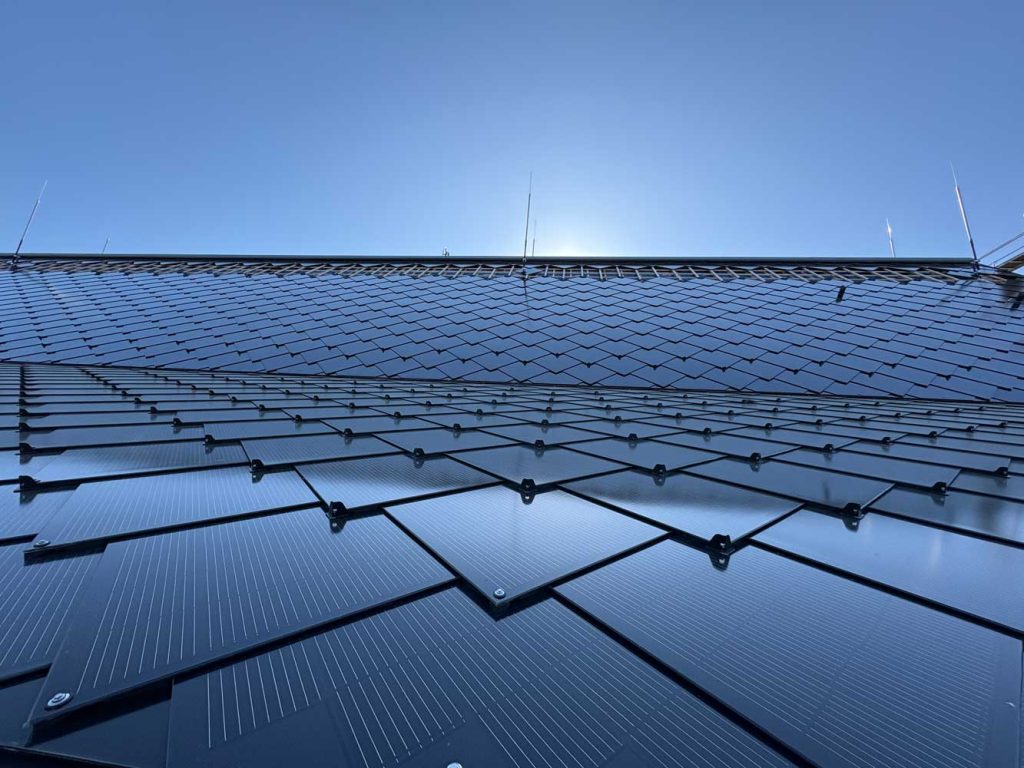 DE-2024 | 745 black | Scheffelhalle, Singen Neubau_ Indachanlage_ Photovoltaik-Dachziegel Scheffelhalle, Singen Neubau_ Indachanlage_ Photovoltaik-Dachziegel-SunStyle-BIPV-Solarziegel