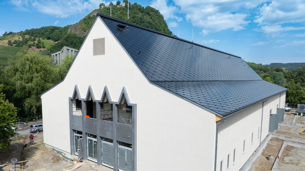 DE-2024 | 745 black | Scheffelhalle, Singen Neubau_ Indachanlage_01 Scheffelhalle, Singen Neubau_ Indachanlage_ Photovoltaik-Dachziegel-SunStyle-BIPV-Aussenansicht