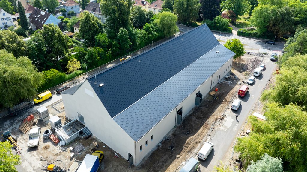 DE-2024 | 745 black | Scheffelhalle, Singen Neubau_ Indachanlage_03 Scheffelhalle, Singen Neubau_ Indachanlage_ Photovoltaik-Dachziegel-SunStyle-BIPV-Aussenansicht